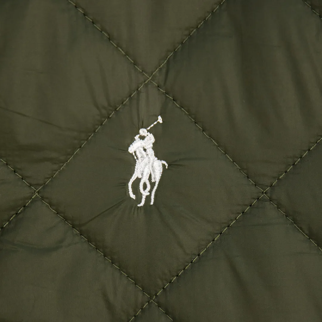 P390 zp version [Exclusive supply] Ralph Lauren/Ralph Lauren 2025aw autumn and winter popular items diamond-shaped quilted embroidered corduroy strips imitation feather jacket jacket Correct three-pocket version Slight waist design Free matching neckline ✅ Facial filling imitation feather cotton Three-in-one diamond-shaped quilted embroidery Soft and comfortable ✅ Customized double-circle brand hardware buckle back waist freely adjustable elastic design ✅ RL three-color diamond plaid cotton jacket 100% restoration Corduroy strips running through the whole body, no knots and overlaps, artificial curling, fine workmanship, highly recommended, a rare cotton jacket that does not look bloated, can be worn as an inner layer in the north, can be worn with multiple necklines, elastic waistline on the back, freely adjustable waist, matte memory technology on the face, with a cotton feel, not to be missed, highly recommended, color: black, white, gray green, khaki, navy, size: S M L XL, number: WW10947